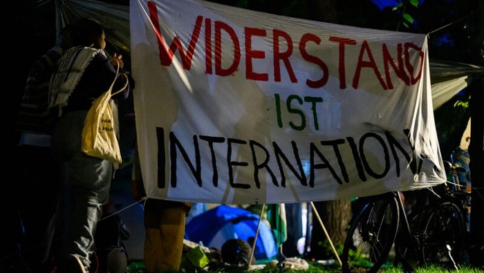 “La resistencia es internacional”, es una de las consignas enarboladas durante las protestas a favor de Palestina en la Universidad de Viena.