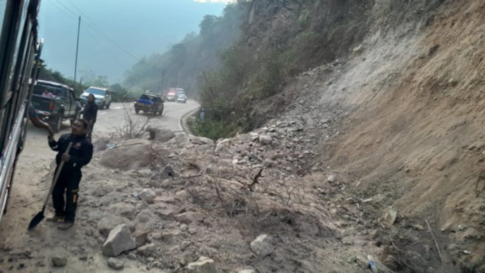 A consecuencia de sismo registrado, se reporta deslizamiento de tierra en La Calera y Peaje del municipio de Zunil, Quetzaltenango.