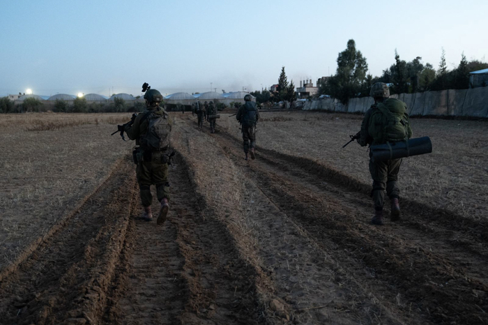 La artillería de ocupación israelí estacionada en el eje “Netzarim”, al sur de la ciudad de Gaza, disparó proyectiles contra las zonas orientales del barrio de Al-Zaytoun, al sureste de la ciudad de Gaza.