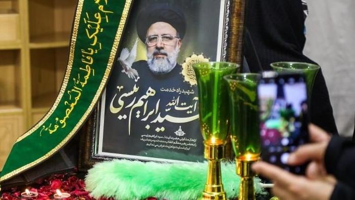 La de Raisí no es la primera muerte de un presidente iraní en funciones. En 1981, el grupo Muyahidín Jalq (MKO) asesinó al entonces presidente Mohamad-Ali Rajai.