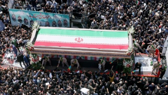 Decenas de dignatarios acudieron al Centro Internacional de Conferencias de Irán para homenajear a Raisi, el canciller Hossein Amirabdollahian y otras personas que los acompañaban.