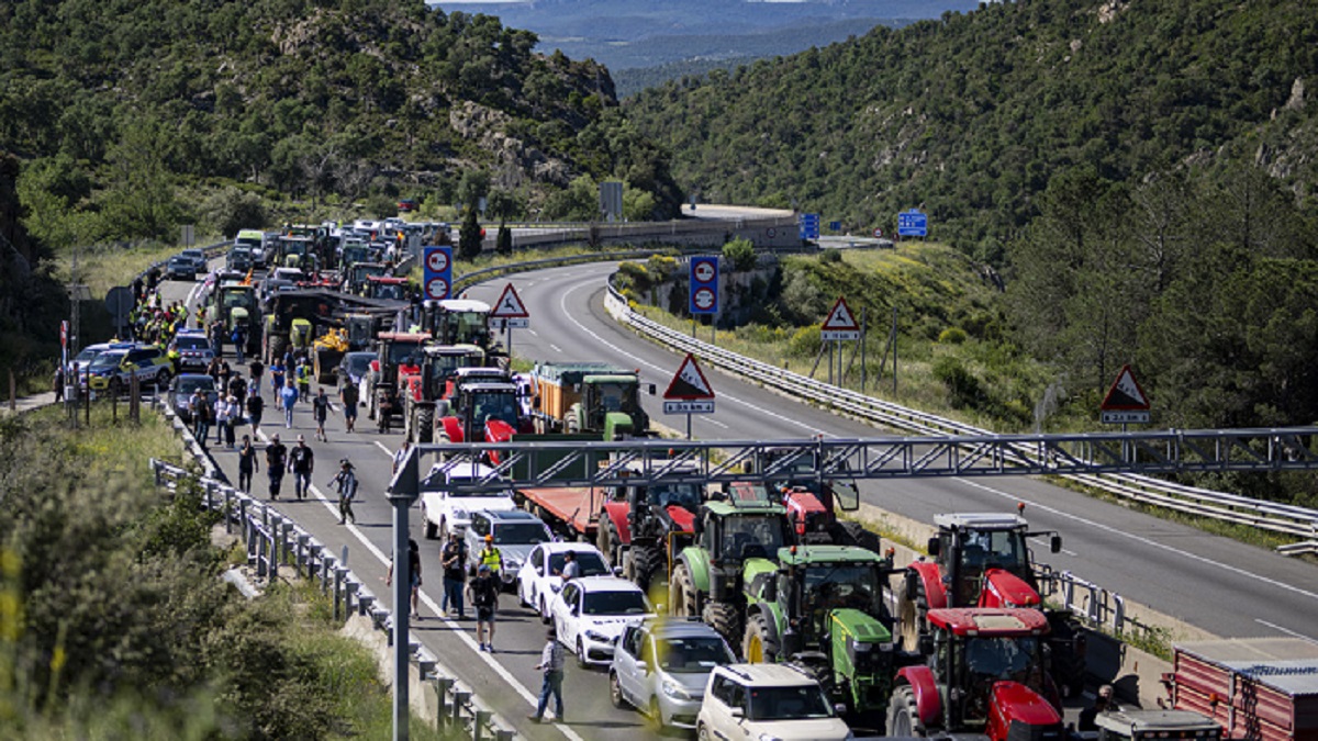 Pocos días antes de las elecciones al Parlamento del bloque, el movimiento de agricultores catalanes Revolta Pagesa organizó dicha huelga que se extenderá por 24 horas.