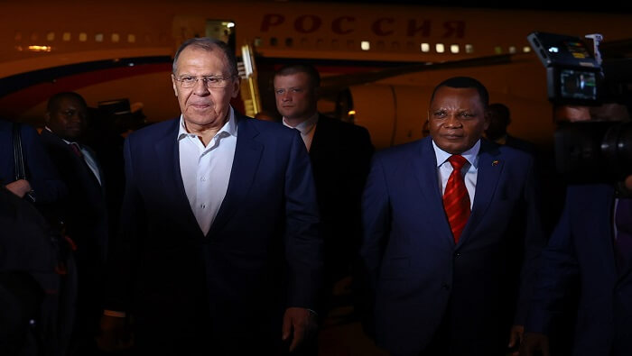 Lavrov fue recibido en el aeropuerto por el ministro de Asuntos Exteriores del Congo, Jean-Claude Gakosso.