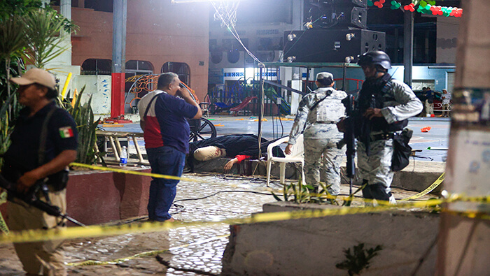 De acuerdo a testigos del ataque, los atacantes dispararon rifles de asalto desde una camioneta, hiriendo a uno de los escoltas de Sánchez Figueroa.