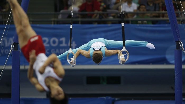  Traducir del: inglés Los gimnastas practican antes de la prueba artística. (Reuters)