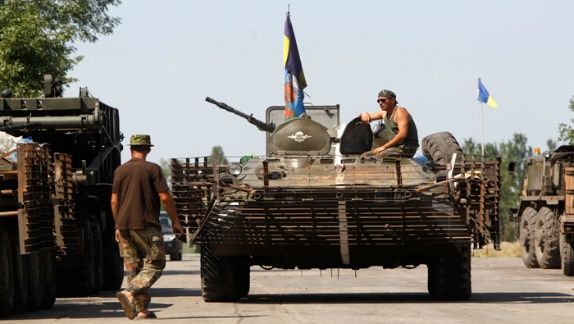 Militares ucranianos en un tanque en la ciudad de Donetsk (Foto: Reuters)
