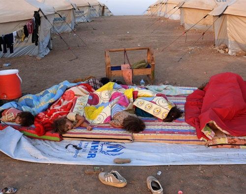 Una familia duerme en el piso en el norte de Irak.  Huyen del EI.  (Foto: Reuters)