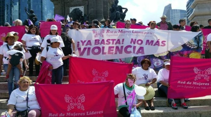 El Paseo de la Reforma, emblemática arteria de la Ciudad de México, se vio inundada por una colorida marcha de mujeres.