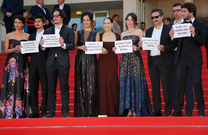 El equipo de reparto protagonizó una protesta contra el golpe de Estado en Brasil en la alfombra roja de Cannes. 
