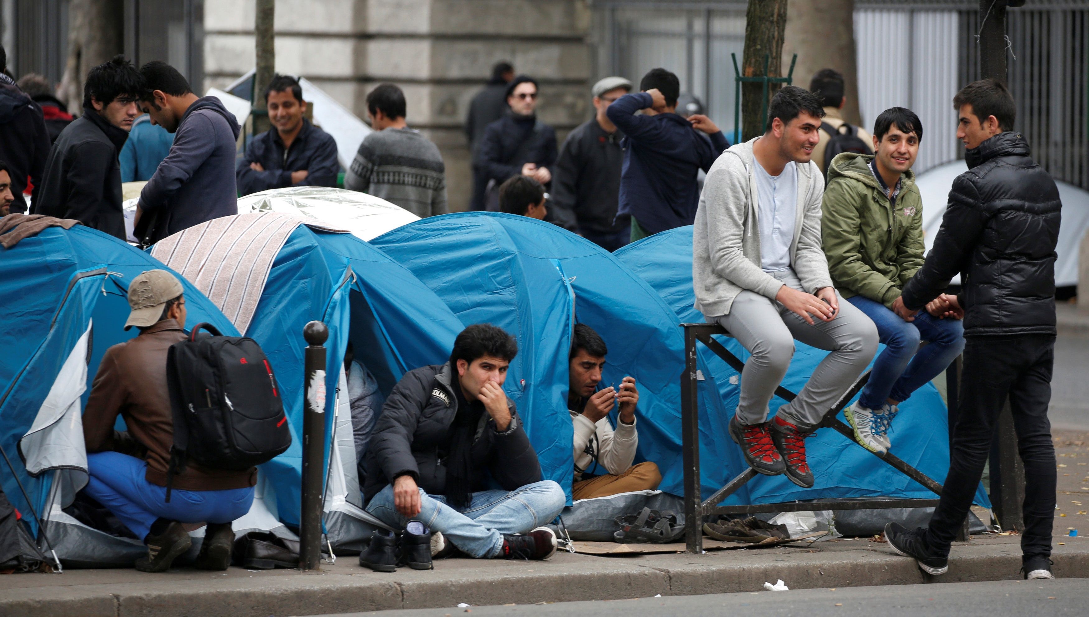 Как живут эмигранты. Париж иммигранты. Эмигранты во Франции. Мигранты в Париже. Беженцы во Франции.