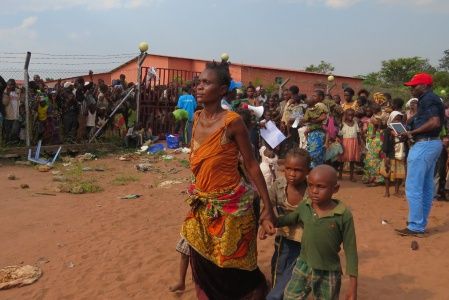 Mujeres y niños de República Democrática del Congo a su llegada a Angola. Huyeron de los ataques de milicias en la provincia de Kasai.