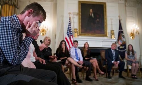 Trum proposed to arm teachers during a meeting with parents of the victims of school shootings.