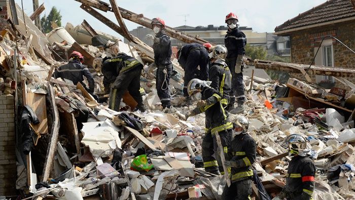Servicios de emergencia buscan a seis personas que siguen desaparecidas entre los escombros (Foto: Reuters)